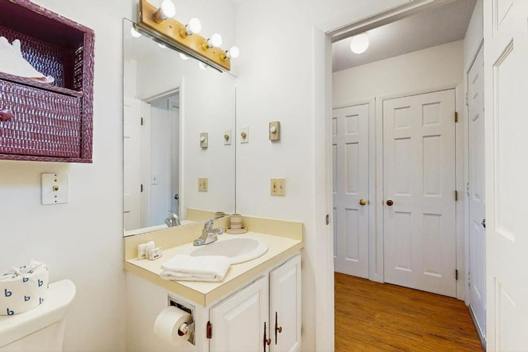 Others 2, Large Studio with Patio and Pool, Barnstable