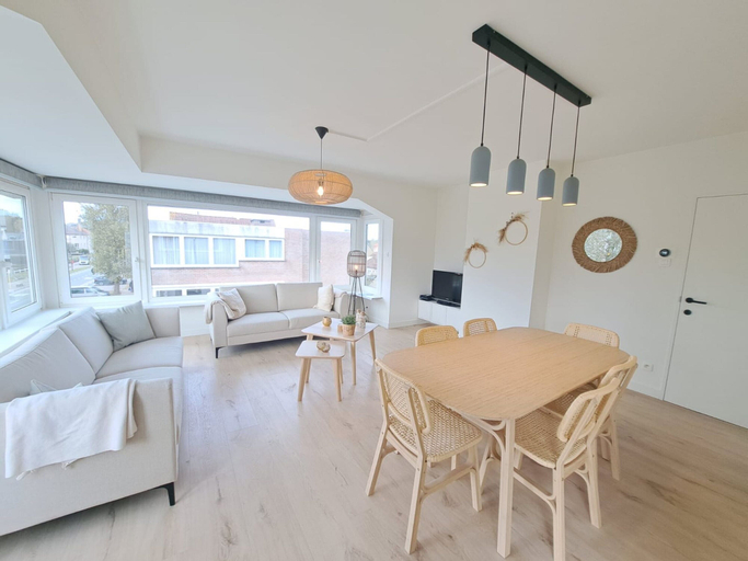 Dining 2, Bright 3-bedroom Flat by the Beach, West-Vlaanderen