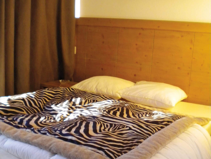Room, Mountain Panorama Apartment Retreat for 4, Savoie