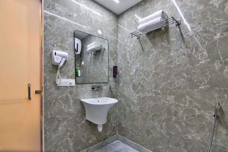 Bathroom 2, Hotel Sky Nest Suites Near Delhi IGI Airport, Delhi