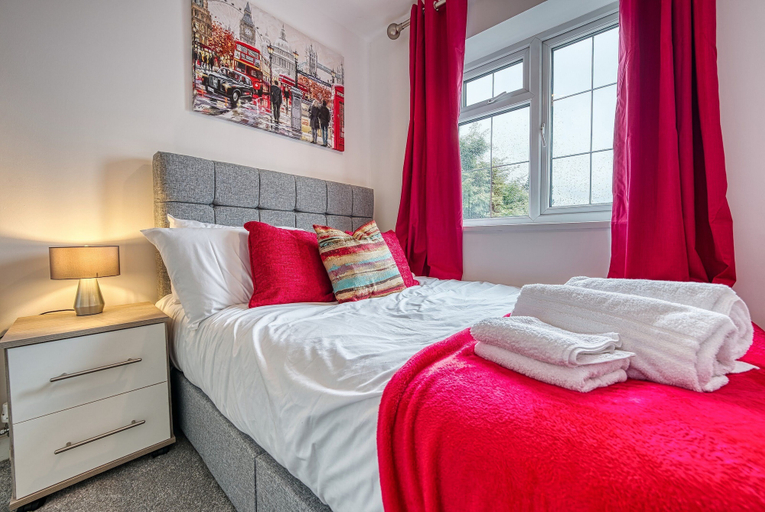 Room 5, Modern 3BR House Wednesbury Garage, Sandwell