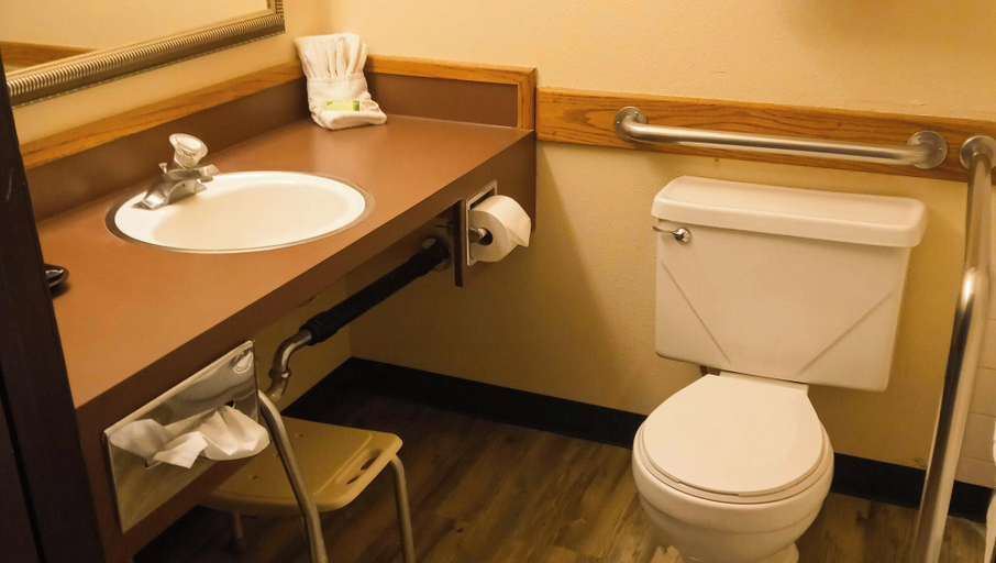 Bathroom 4, La Grande Inn, Union