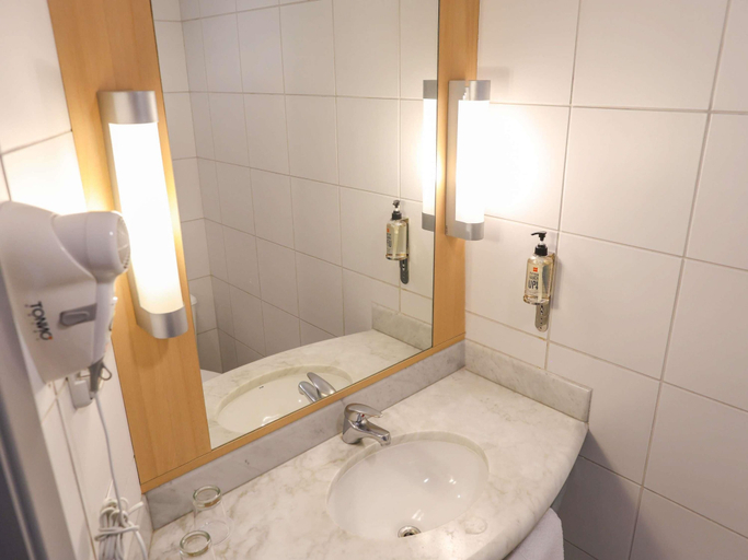 Bathroom 4, ibis Larco Miraflores, Lima