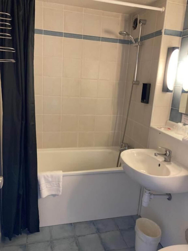 Bathroom 3, Hôtel Le Cyrano, Dordogne