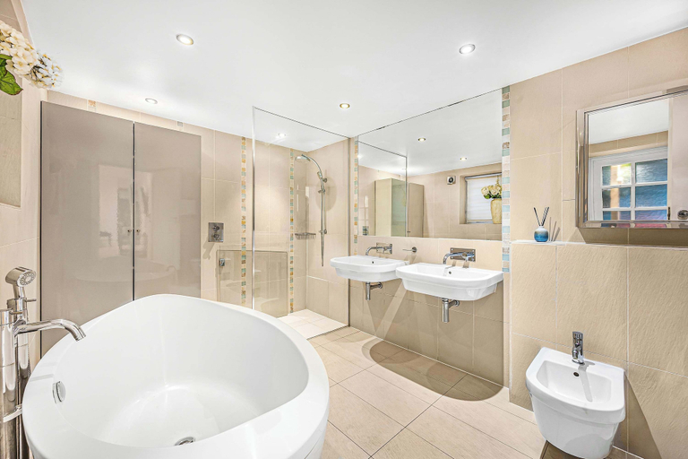 Bathroom 5, Fitzroy Garden - Fitzrovia - by Frankie, London