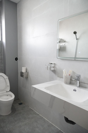 Bathroom 3, Long Binh Hotel, Đồng Hới