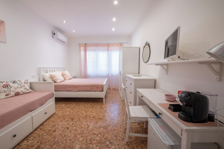 Others 1, Casa Rosa Beige e Blu, Rome