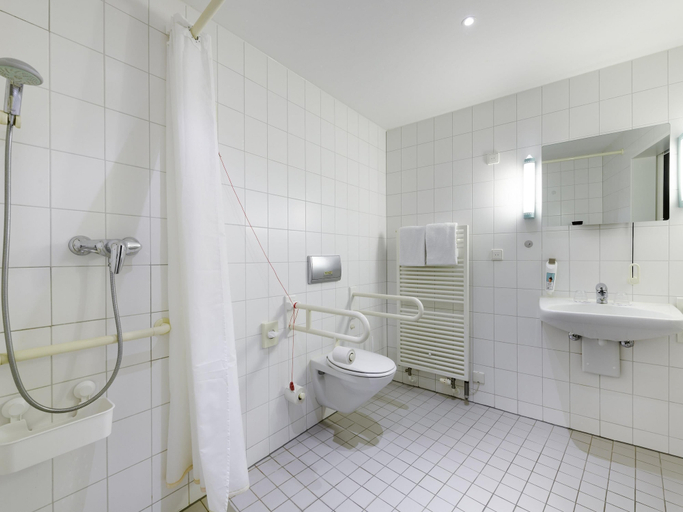 Bathroom 5, ibis Luebeck City, Lübeck