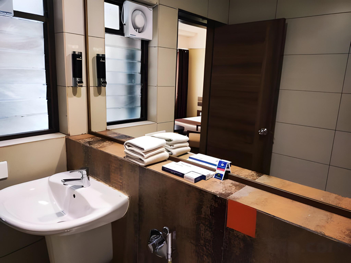 Bathroom 4, Hotel 3 Leaves, Kolhapur