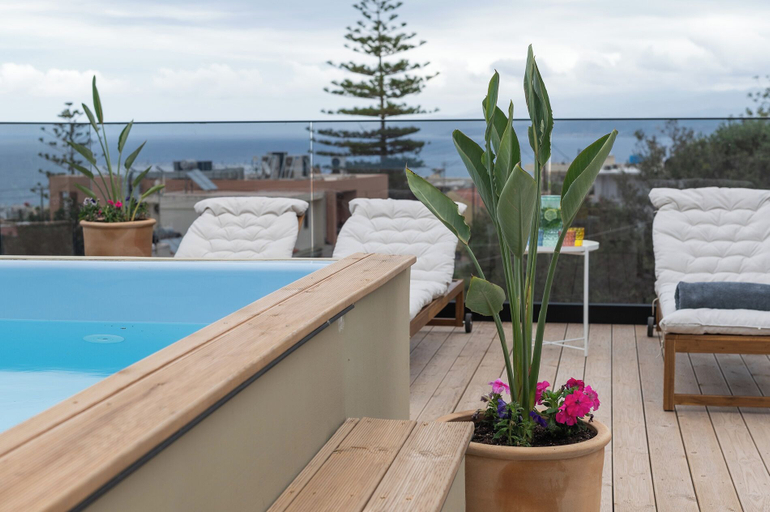 Outdoor spa tub, Pnoi Sea View Villas Piskopiano, Crete