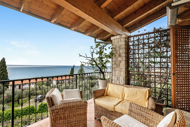 Property grounds, Grotten Loft with lake view and pool, Brescia