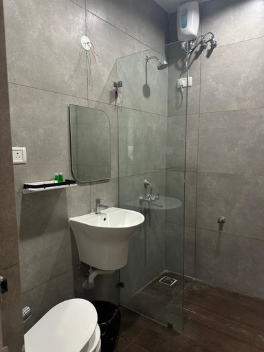 Bathroom, Calicut Restaurant & Rooms, Kancheepuram