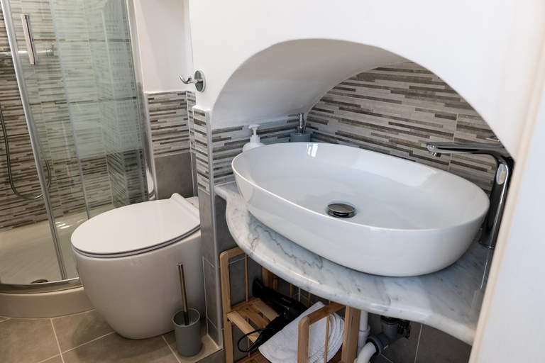 Bathroom 4, Casa del Moro, Messina