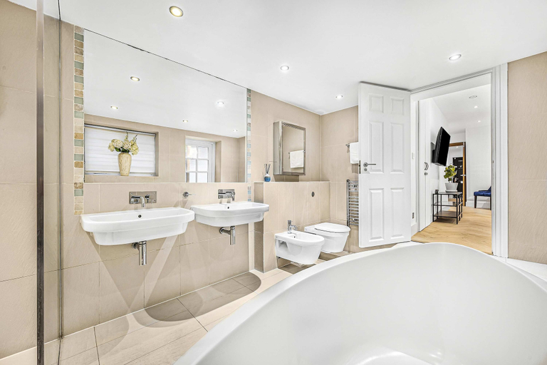 Bathroom 3, Fitzroy Garden - Fitzrovia - by Frankie, London