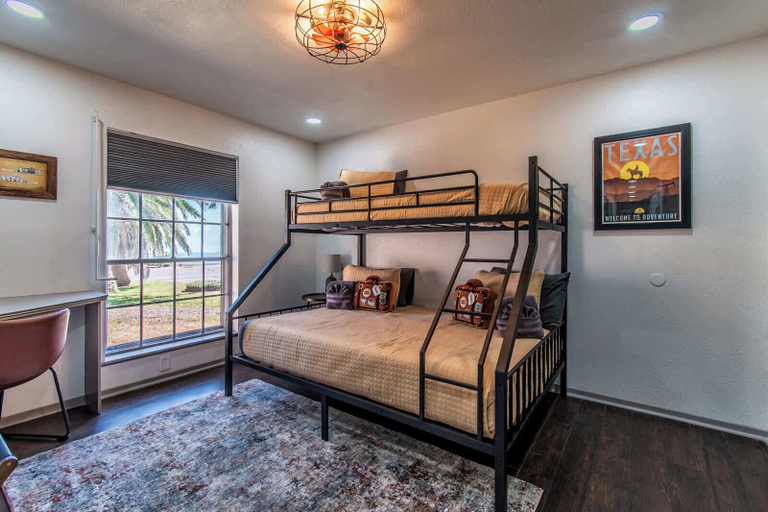 Room 3, Sleeps 33 - Oceanfront Luxury 2 Pools & 2 Houses, Nueces