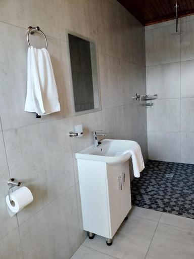 Bathroom 3, The Bay Inn, Nelson Mandela Bay