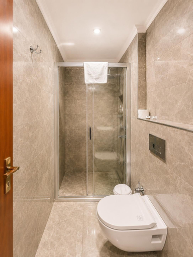 Bathroom 5, Hotel Real Life, Fatih