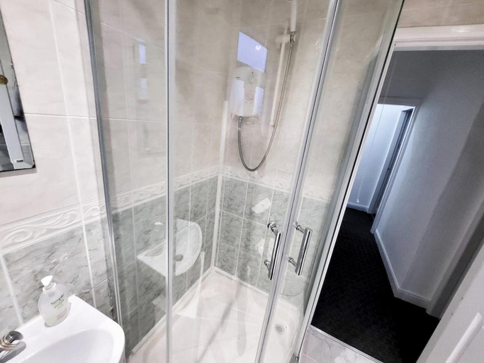 Bathroom 4, Stay Sleep Rest - Ivor Street, Rochdale