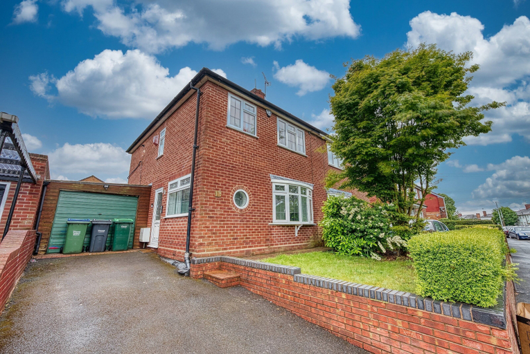 Exterior 3, Modern 3BR House Wednesbury Garage, Sandwell