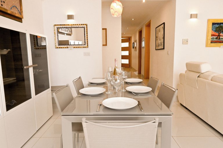 Dining 4, Modern & Terrace by the Beach, 3brd in Qawra, Saint Paul's Bay