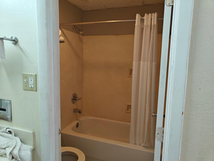 Bathroom 5, Travelodge by Wyndham Richmond Kentucky, Madison