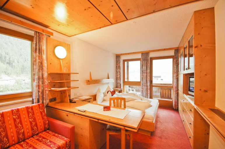 Bedroom 3, Hotel Garni Hainbacherhof, Imst
