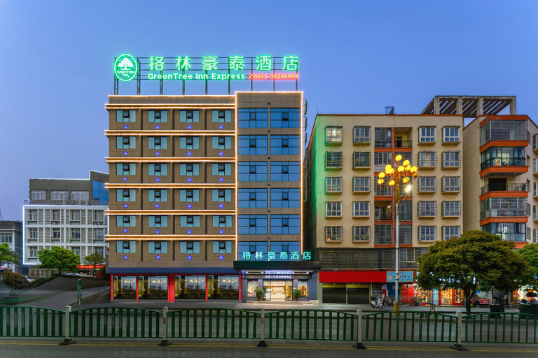 Exterior & Views