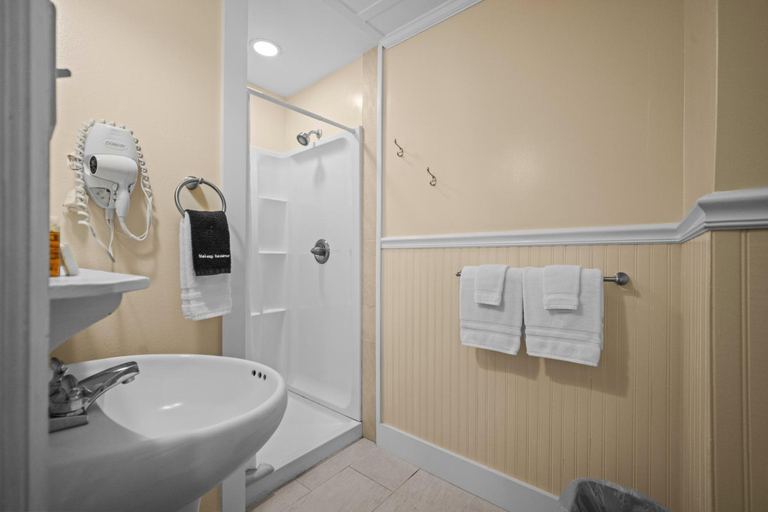 Bathroom 4, Kohala Village INN, Hawaii