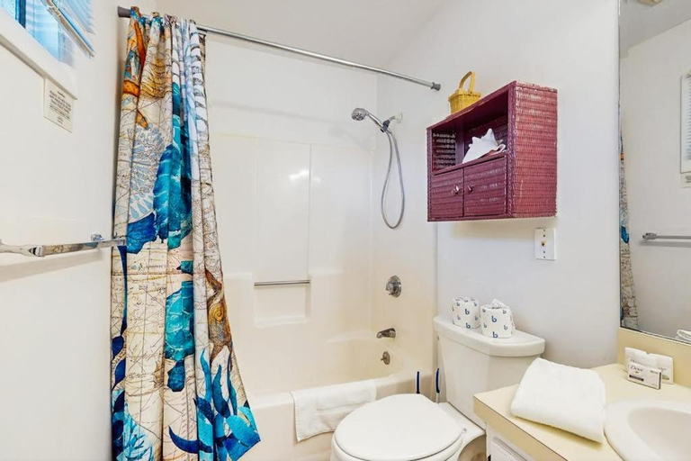 Others 5, Large Studio with Patio and Pool, Barnstable