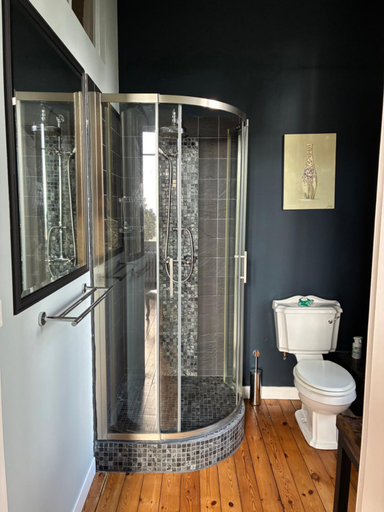 Bathroom 2, Chateau Mathias, Lot-et-Garonne