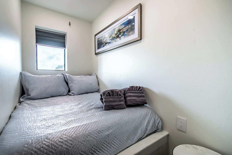 Room 2, Coastal Paradise Beachfront House - Sleeps 26, Nueces