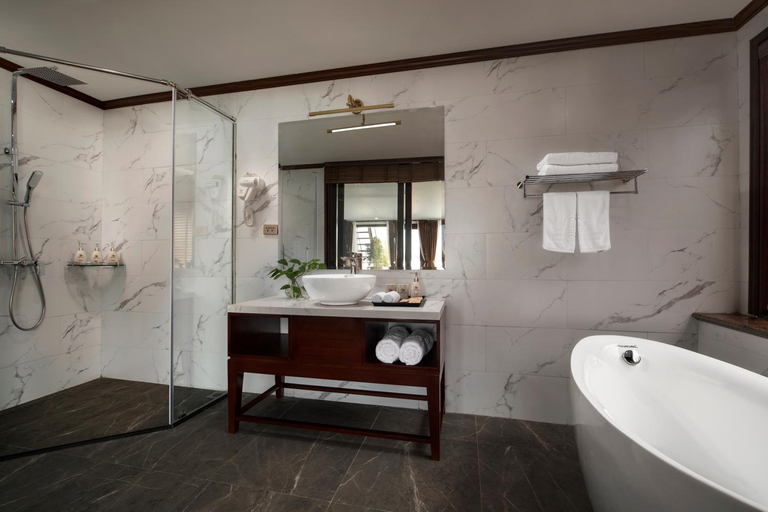 Bathroom 5, Amour Cruise, Hạ Long