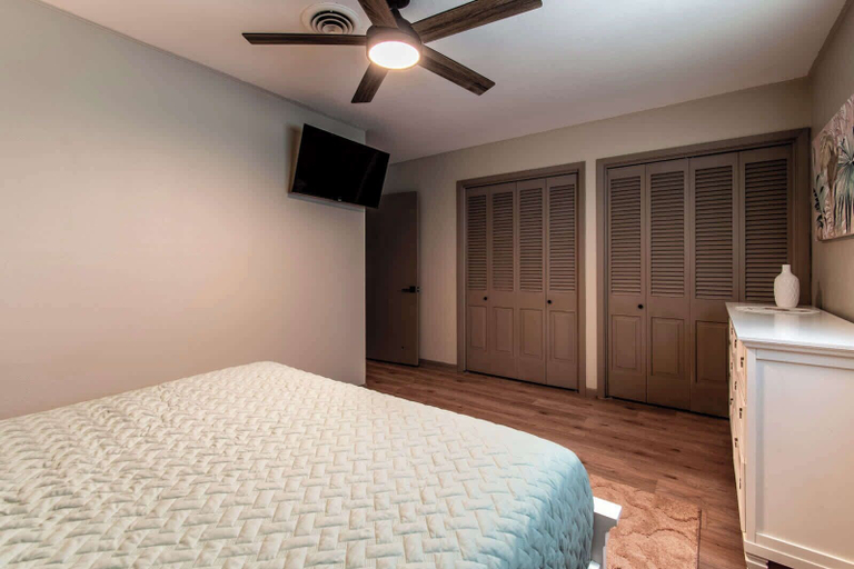 Room 5, Sleeps 33 - Oceanfront Luxury 2 Pools & 2 Houses, Nueces