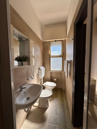 Bathroom 5, Hotel Splendid Suisse, Rimini
