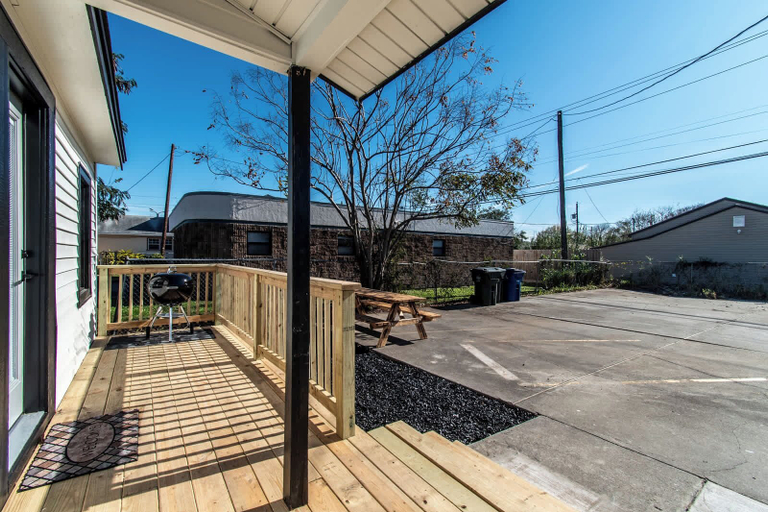 BBQ/picnic area, The Coastal Cottage Sleeps 8 Massive Parking, Nueces
