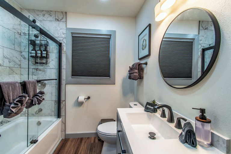 Bathroom 5, The Coastal Cottage Sleeps 8 Massive Parking, Nueces