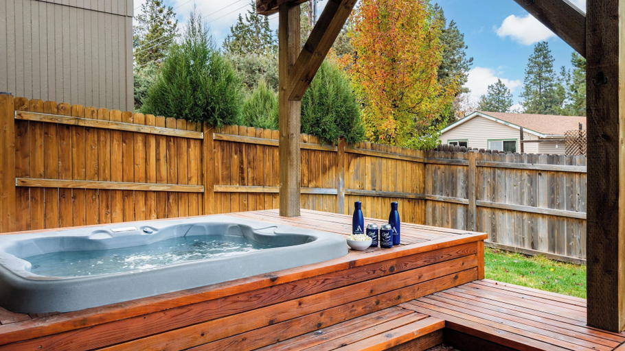 Sport & Beauty, Old Mill Getaway by Avantstay Private Backyard w/ Hot Tub, Deschutes