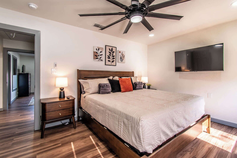 Room 4, The Coastal Cottage Sleeps 8 Massive Parking, Nueces