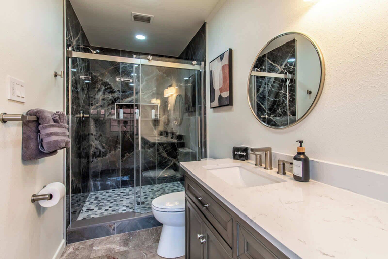 Bathroom 5, Coastal Paradise Beachfront House - Sleeps 26, Nueces