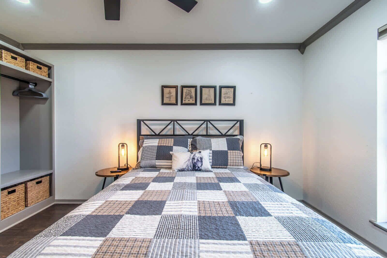Room 4, Sleeps 33 - Oceanfront Luxury 2 Pools & 2 Houses, Nueces