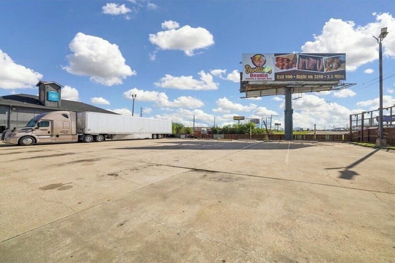 Property grounds, Hotel Blue Baytown TX, Houston