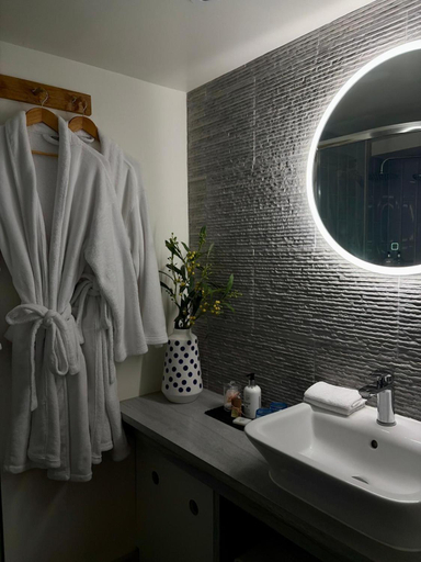Bathroom, Beach Hut Suites, West Sussex