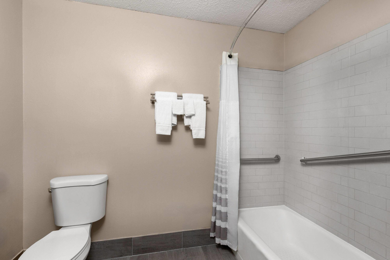 Bathroom 4, Super 8 by Wyndham Biloxi at the Beach, Harrison