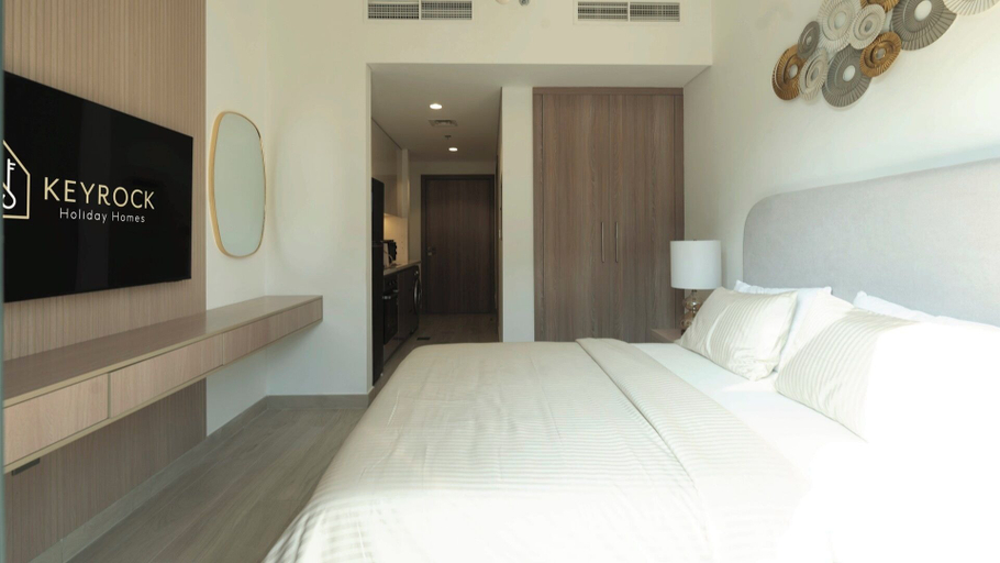 Room 2, Azizi Riviera Studio with Pool & Parking, Dubai