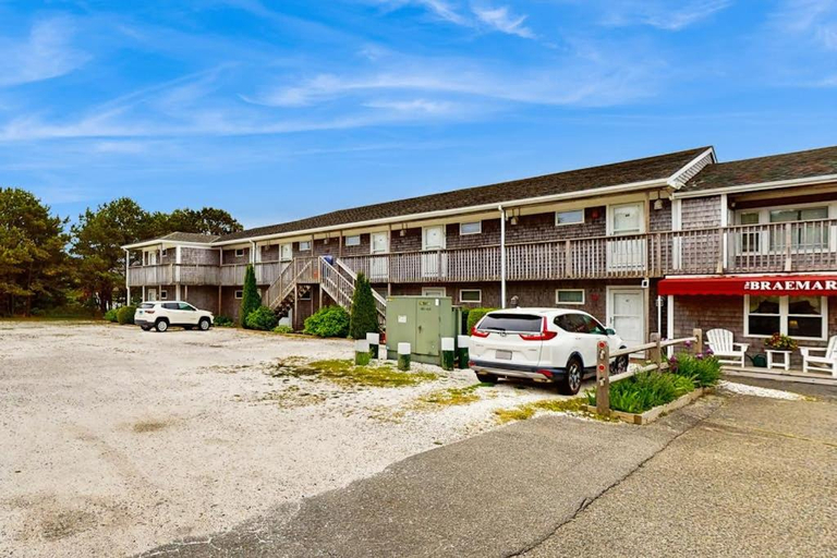 Others 1, Large Studio with Patio and Pool, Barnstable