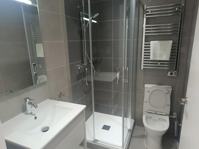 Bathroom 4, Victory Suites, - Swimming Pool and Gym, Close to Airport, Beach and Ocean Village, Gibraltar