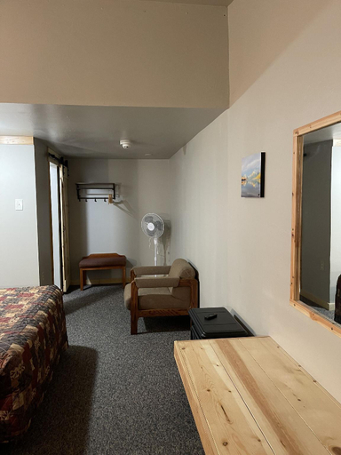 Bedroom 2, Hooks Hideaway Motel, Glacier
