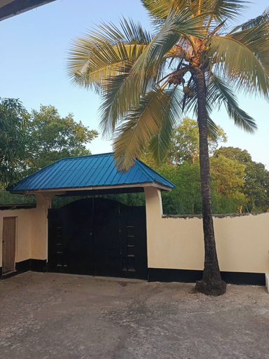 Property entrance, DZOMBO VIEW GARDENS HOTEL, Lungalunga