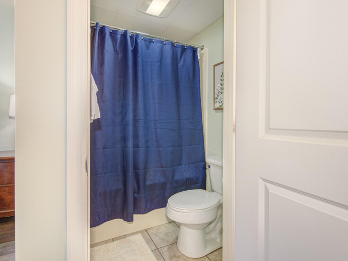 Bathroom 2, Cedar Lodge, Sevier