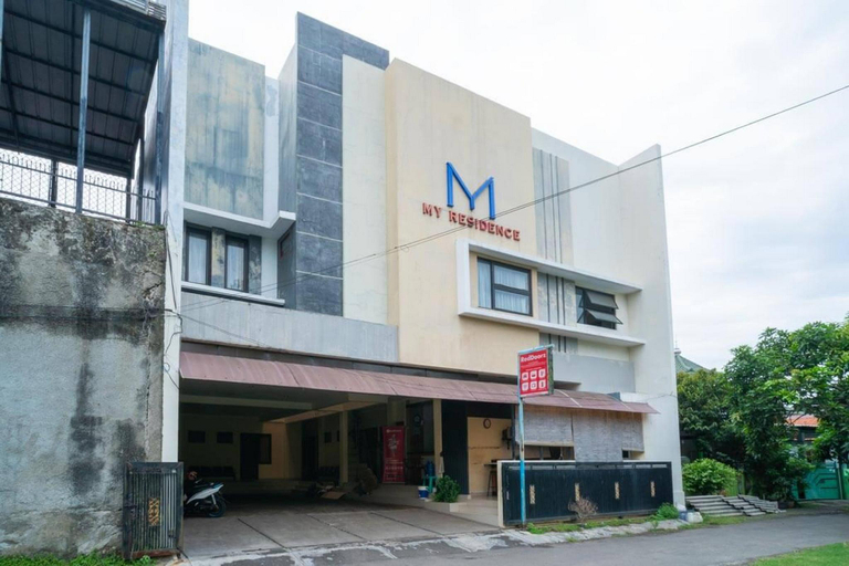 Exterior & Views 2, RedDoorz Plus near Cirebon Super Block Mall 2, Cirebon